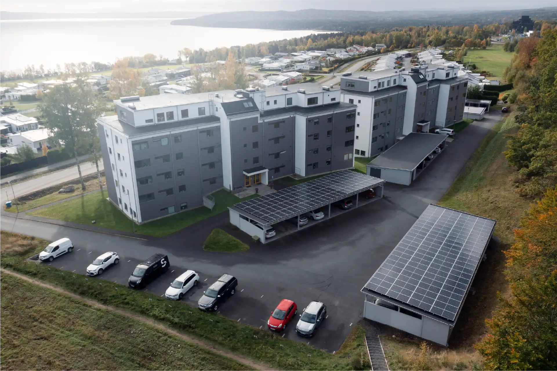 Bostadsrättshus med solcellsanläggning på garagetak