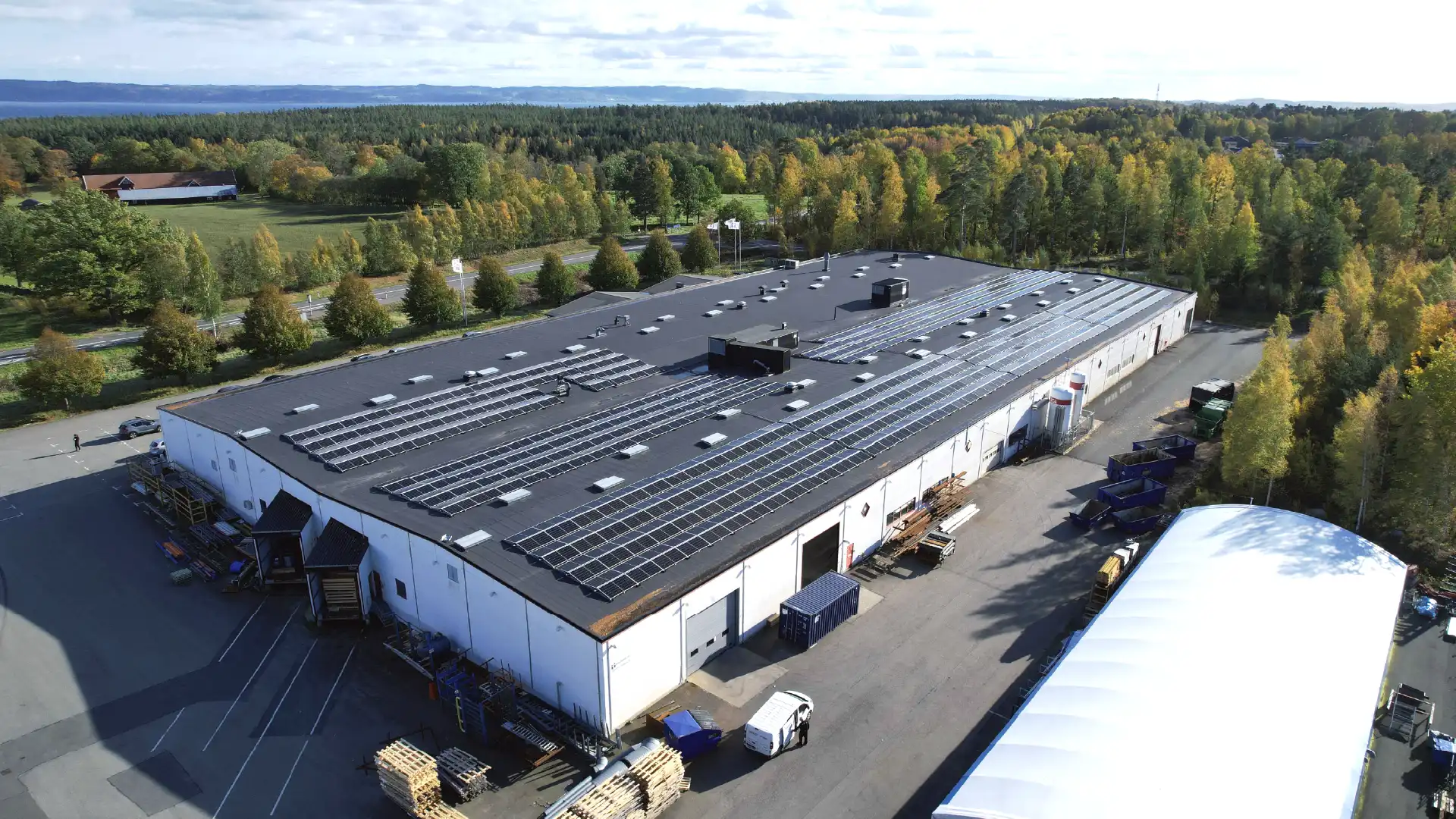 Sesol solceller på taket på företaget Habo rostfria