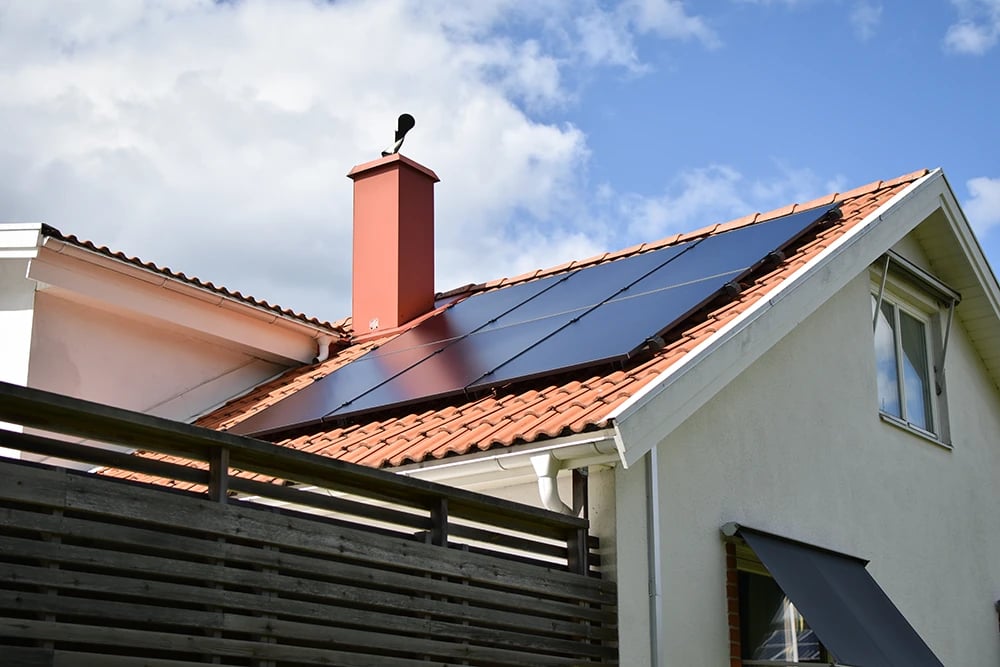 Solceller på villa med rött tegeltak