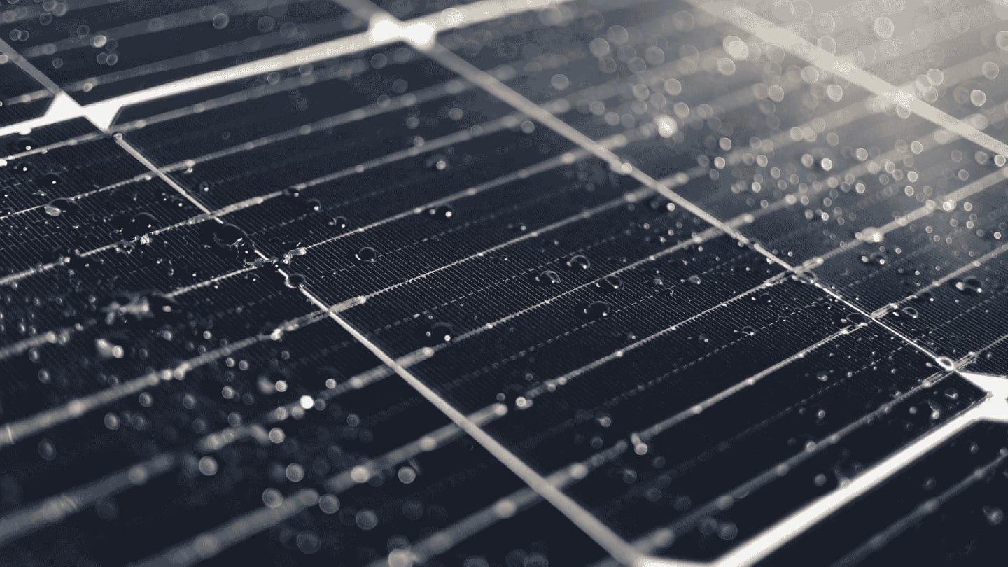 Fokusbilde av et solcellepanel med regndråper på seg